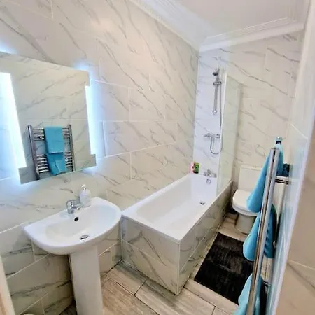 Charming Home With Private Balcony, On 1St Floor, With 2 Bathrooms, 3 Min Walk To Earl'S Court Station London Exterior photo