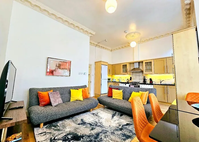Charming Home With Private Balcony, On 1St Floor, With 2 Bathrooms, 3 Min Walk To Earl\'S Court Station