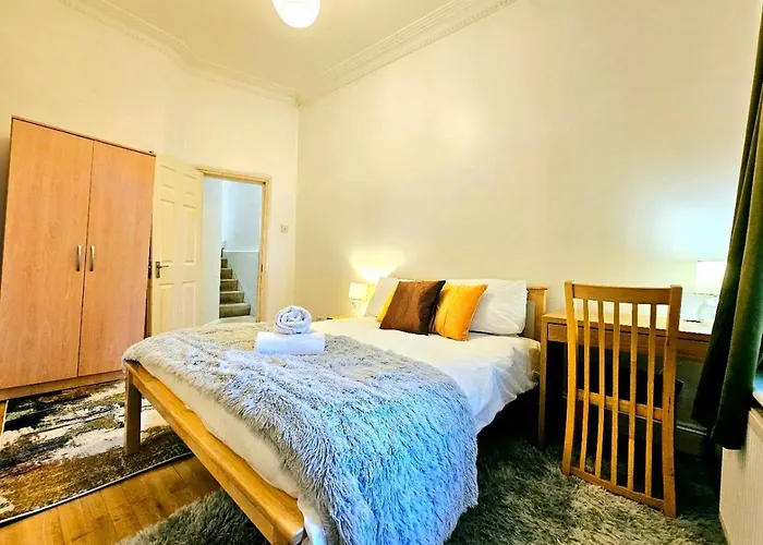 Charming Home With Private Balcony, On 1St Floor, With 2 Bathrooms, 3 Min Walk To Earl\'S Court Station