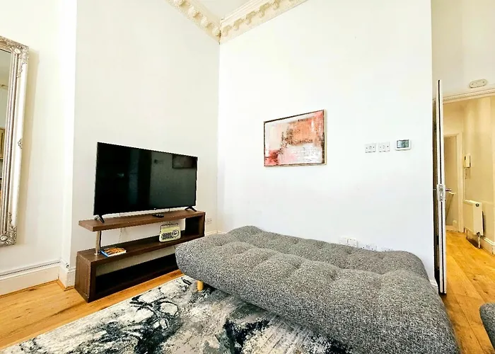 Charming Home With Private Balcony, On 1St Floor, With 2 Bathrooms, 3 Min Walk To Earl\'S Court Station